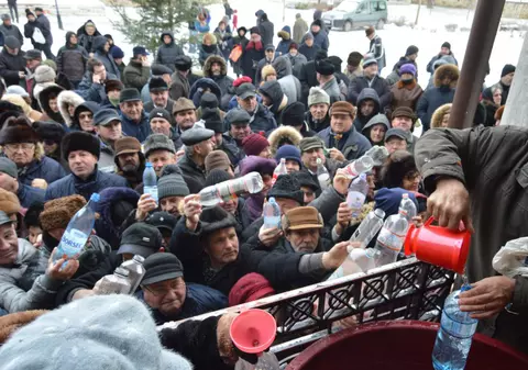 VIDEO&FOTO/ Scandal la împărțitul aghesmei, la biserica ctitorită de Ștefan cel Mare în Vaslui: "Unii au venit cu sticle de 5 litri, parcă fac borș cu agheasmă"