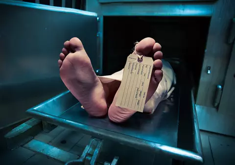 Angajați de la morga spitalului din Mediaș, acuzați că au luat mită pentru a face îmbălsămări. Câți bani ar fi primit de la firme de pompe funebre