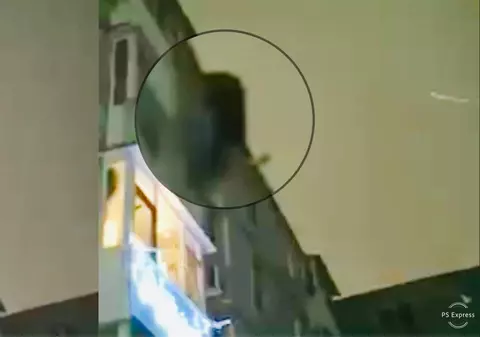 VIDEO | Niște hoți "alpiniști" au fost prinși de poliție în timp ce coborau pe frânghii pe peretele unui bloc