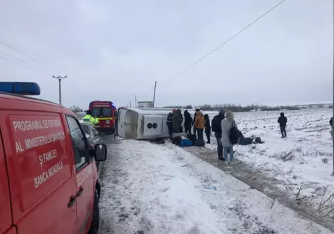 21 de oameni implicați într-un accident în Prahova. Un microbuz plin cu oameni a lovit din spate o camionetă