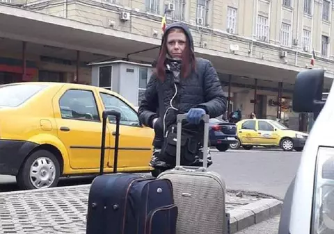 A murit Alina Turcanu, tânăra rănită grav în accidentul din Bascov, când un microbuz s-a lovit de un stâlp. Era mama a patru copii