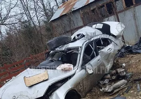 Doi morți și un rănit grav, într-un accident cumplit în Buzău. Tinerii se întorceau de la club/ FOTO