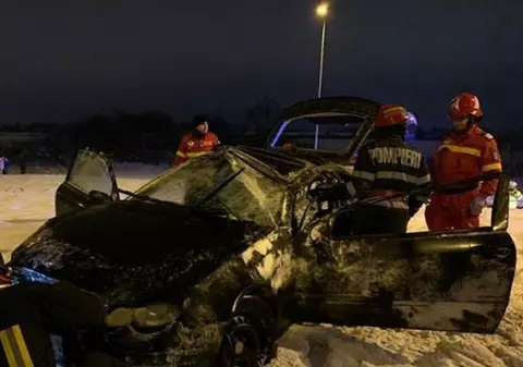 Accident cu patru răniți în Brașov. Mașina s-a oprit în mijlocul unui sens giratoriu