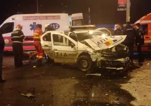 FOTO. Un jandarm și trei polițiști, răniți într-un accident produs în Capitală. Cei patru erau în misiune