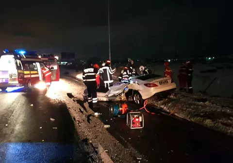 Tânără ucisă într-un accident produs de prietenul ei în Cluj. Polițiștii suspectează că șoferul a consumat droguri