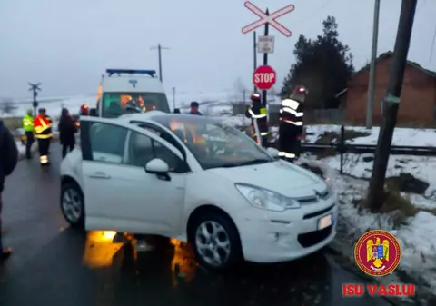 Maşină lovită de tren, într-o comună din judetul Vaslui. Două persoane au fost rănite