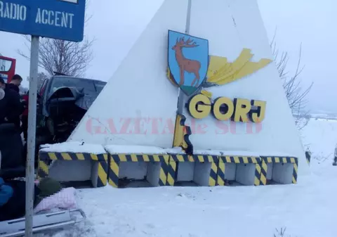 UPDATE | Șase răniți după ce un microbuz a intrat într-un parapet, în Gorj. O fetiță are fractură de coloană