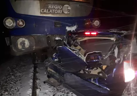Accident înfiorător în localitatea Zimandu Nou din Arad. O maşină a fost spulberată de tren