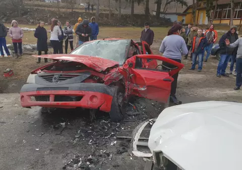 Accident grav pe Valea Oltului, la Câinenii Mari. Patru persoane au fost rănite, între care un copil