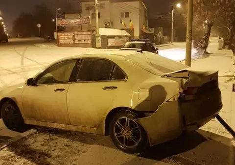 Un șofer din Botoșani a făcut un accident, a fugit, apoi s-a întors pentru a le spune oamenilor legii că altcineva conducea mașina