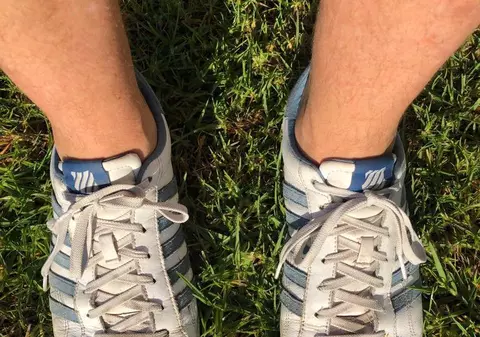 Adidașii care par uzați și murdari, dar costă o avere. O casă celebră de modă îi vinde chiar și cu 1.500 de dolari
