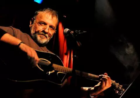 Adrian Berinde a murit. Cântărețul se lupta de mai mult timp cu cancerul