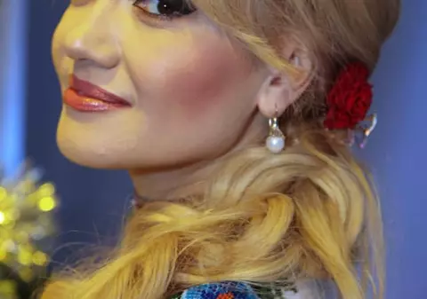 O cântăreață de muzică populară a căzut cu liftul în gol
