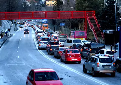 Românii se întorc din vacanță. Se circulă infernal pe DN1, dar e aglomerație și în Poiana Brașov sau la Rânca