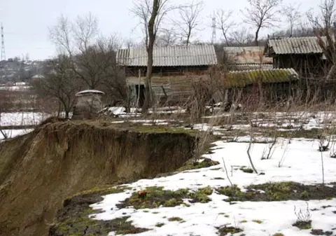 Alunecare de teren în județul Vâlcea. Autoritățile au dispus evacuarea de urgență a celor afectați