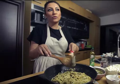 De la microfon, la cratiță. Andra se relaxează gătind, după fiecare concert