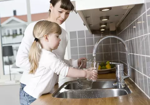 Ministerul Sănătății recomandă bucureștenilor să nu folosească apa de la robinet pentru băut, prepararea hranei sau igienă, pentru că are foarte mult clor