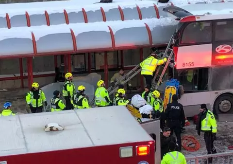 Un autobuz canadian a lovit un acoperiș. Trei persoane au murit și 23 au fost rănite