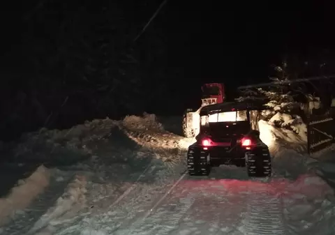 FOTO/ Intervenție dificilă pentru salvarea unei femei cardiace dintr-o zonă de munte izolată a județului Suceava. Acțiunea a durat peste cinci ore