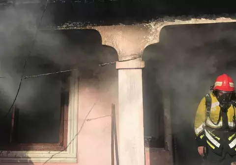 FOTO&VIDEO/ Un băiețel de trei ani a fost găsit carbonizat în casă, iar fratele său de 9 luni a suferit arsuri grave. Copiii fuseseră lăsați singuri în casă