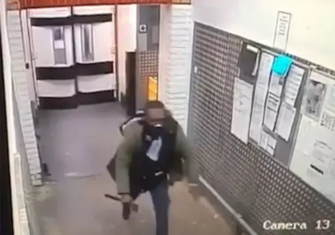 VIDEO | Momentul în care un bărbat a intrat cu un topor într-un supermarket și a fugărit clienții