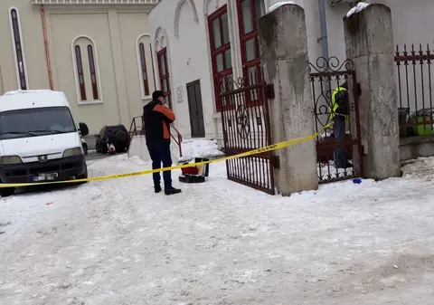 Bărbat mort, găsit agățat în gardul unei biserici din Galați. Era dezbrăcat și avea lovituri la cap