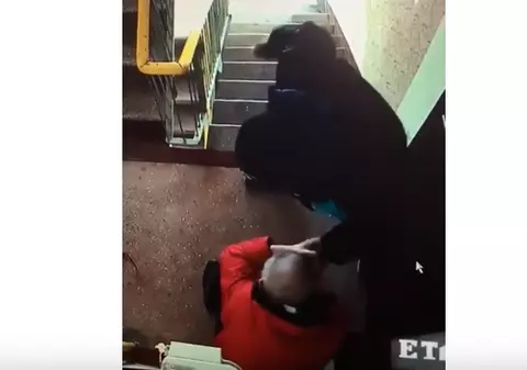 VIDEO | Un bătrân a fost bătut cu cruzime într-o scară de bloc. Agresorul ar fi fost şi el eliberat condiţionat