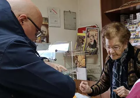 FOTO | Neînfricată la 90 de ani! O bătrână a devenit vedetă după ce a alungat un hoț înarmat