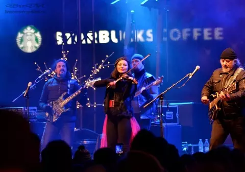 FOTO/ Mii de braşoveni şi turişti au sărbătorit Revelionul în Piaţa Sfatului. Poiana Braşov este arhiplină în prima zi a anului