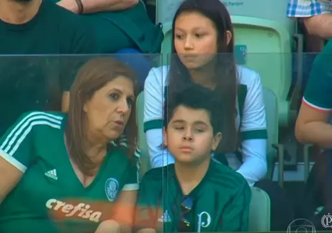 VIDEO | Cum i-a transmis o mamă "microbul" fotbalului fiului ei orb și autist