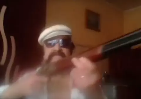 LIMBAJ LICENȚIOS | Capul unei rețele de tăietori ilegali de lemne, amenințări în direct cu pistolul și sabia: „Vă omor și pe voi, și pe copiii voștri”