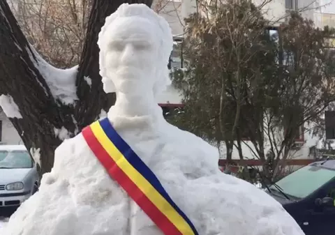 Bustul lui Mihai Eminescu, sculptat în zăpadă de un pensionar din Galați. "Mulţi copii habar nu au cine a fost Eminescu"