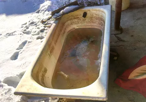 Un bărbat din Vaslui a fost găsit mort într-o cadă, în afara casei. Polițiștii au deschis o anchetă