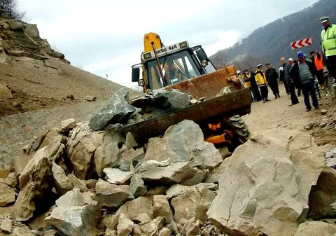 UPDATE / Valea Oltului, afectată de căderi de pietre și inundații. Se circulă cu dificultate pe DN7, la Călimănești (VIDEO)