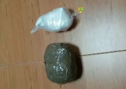 VIDEO / Pachete cu o substanță albă, găsite într-un BMW la Vama Porţile de Fier I. Polițiștii cred că e cocaină