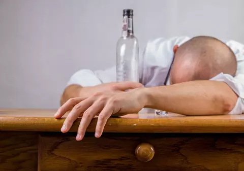 Care sunt cele mai periculoase substanțe care creează dependență. Alcoolul și nicotina, la fel de dăunătoare precum drogurile