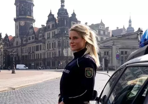 Cea mai frumoasă polițistă din Germania a fost părăsită de iubit, după o relație de 10 ani. Motivul despărțirii are legătură cu celebritatea ei / FOTO