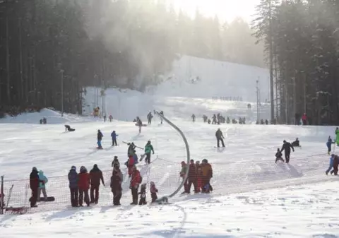 Cea mai lungă pârtie de schi din nordul țării a fost deschisă în Câmpulung Moldovenesc. Inaugurarea, după 10 ani de la începerea lucrărilor