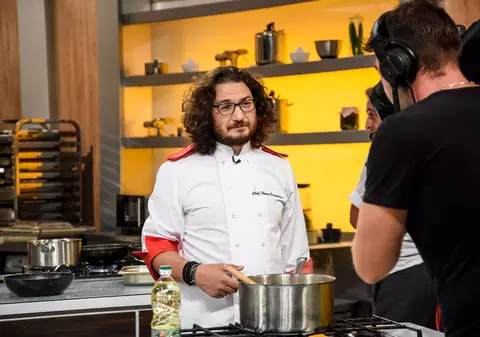 Chef Florin Dumitrescu, de nerecunoscut după ce a renunțat la podoaba capilară. "Cine-i în poză?"