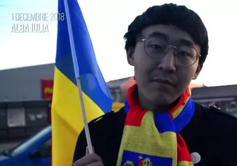 Cine este chinezul care a murit în gara din Roman după ce a sărit dintr-un tren. Adolescentul de 16 ani iubea România și s-a înfășurat în tricolor de Centenarul Marii Uniri / VIDEO