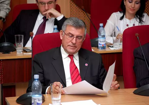 Procurorii din cadrul Curţii de Apel Galaţi s-au autosesizat, în cazul consilierului care a postat o fotografie cu preşedintele Iohannis, în haine de nazist