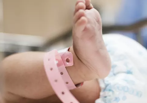 Părinții arestați, după ce limba băiețelului lor a fost tăiată în două cu o foarfecă. Cum a încercat mama copilului să ascundă totul
