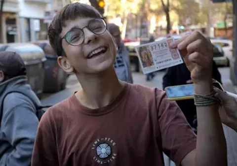 Un adolescent român a câștigat marele premiu la o loterie din Spania