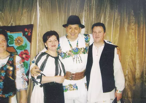 “Amintiri din copilărie” de Octavian Ursulescu. Artistul s-a născut la ocolul silvic și-i e sfânt portul popular