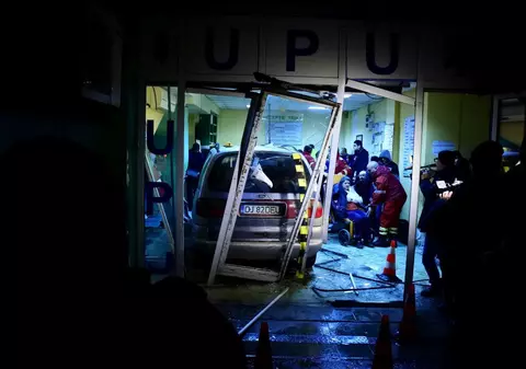Bărbatul care a intrat cu mașina prin ușile Spitalului Craiova a fost reținut. Ce acuzații i se aduc