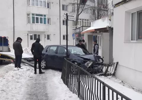 Un dascăl din Vaslui a făcut un accident neobișnuit. S-a proptit cu mașina în scara blocului
