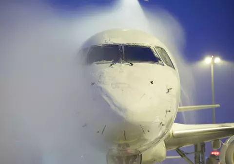 O cursă a fost anulată şi alte trei au avut întârzieri pe Aeroportul Timişoara, din cauza ninsorii