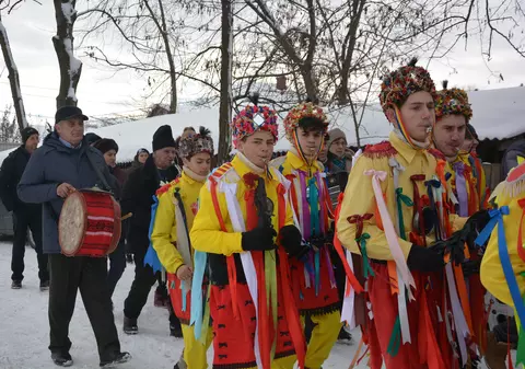 VIDEO&FOTO/ Cum sărbătoresc sucevenii anul nou pe stil vechi. Duminică, au primit urători și au asistat la parada "caprelor" și "urșilor". Luni seară, bal mascat și foc de artificii