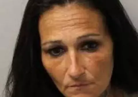 O mamă le-a permis mai multor bărbați să-i violeze fiica pentru a face rost de bani și fier vechi