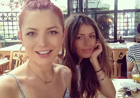 VIDEO/ Troc în familie. Elena Gheorghe face reclamă pentru sora ei, Ana se revanșează plătind-o... cu pantofi